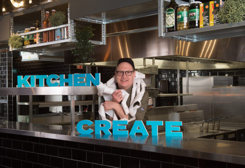 Chef kok bij de uitgifte met veel bonnen